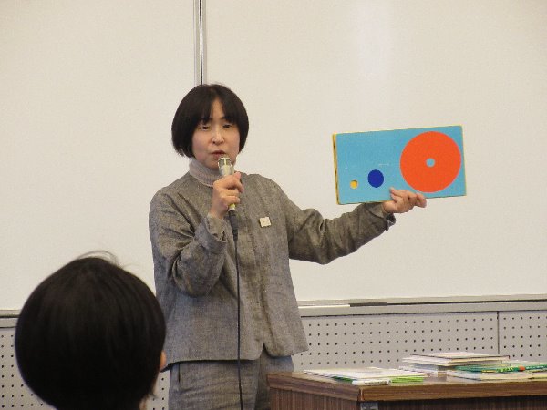 読み聞かせ中の内田早苗さん