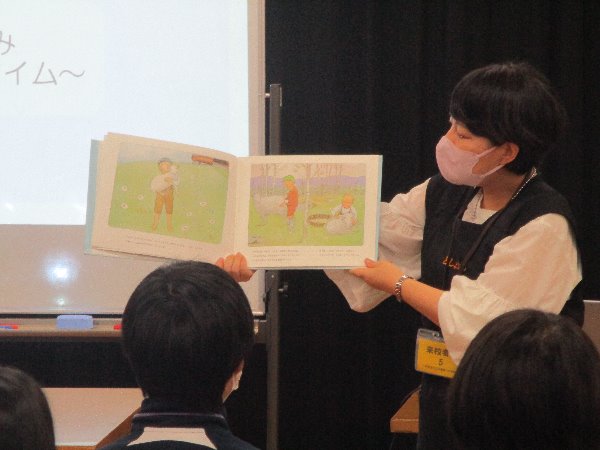 絵本の読み聞かせの様子