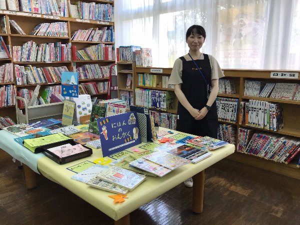 芝久保小学校の澁谷先生と展示コーナー